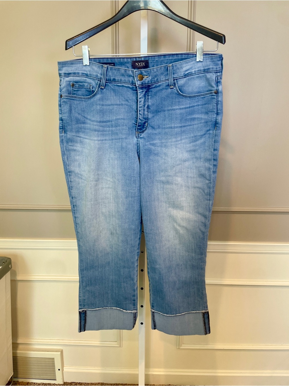 NYDJ Dayla Capri Never Worn 14 Wide Cuff Capri Stretch Light Wash Lift Tuck